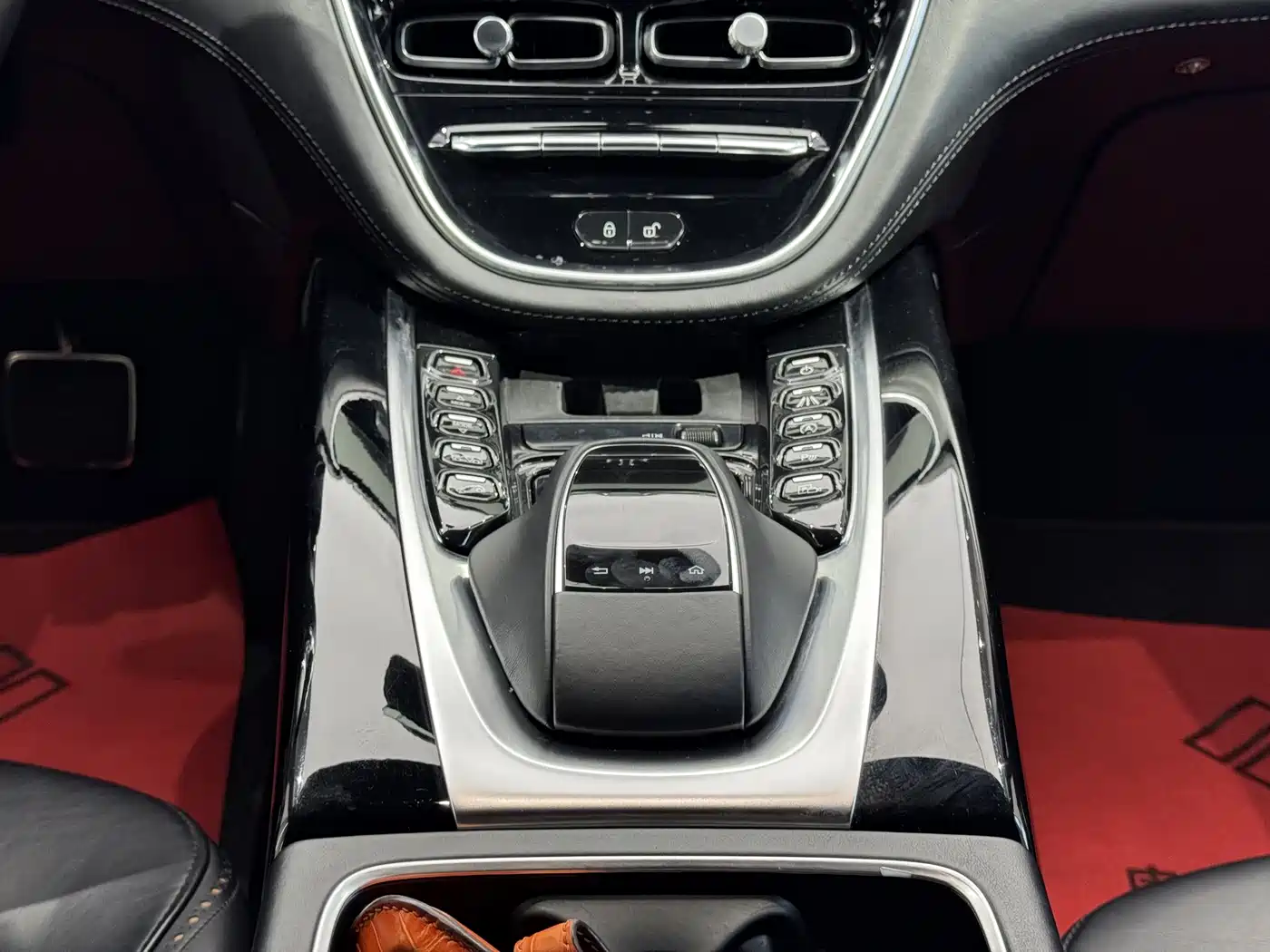 ASTON MARTIN DBX
