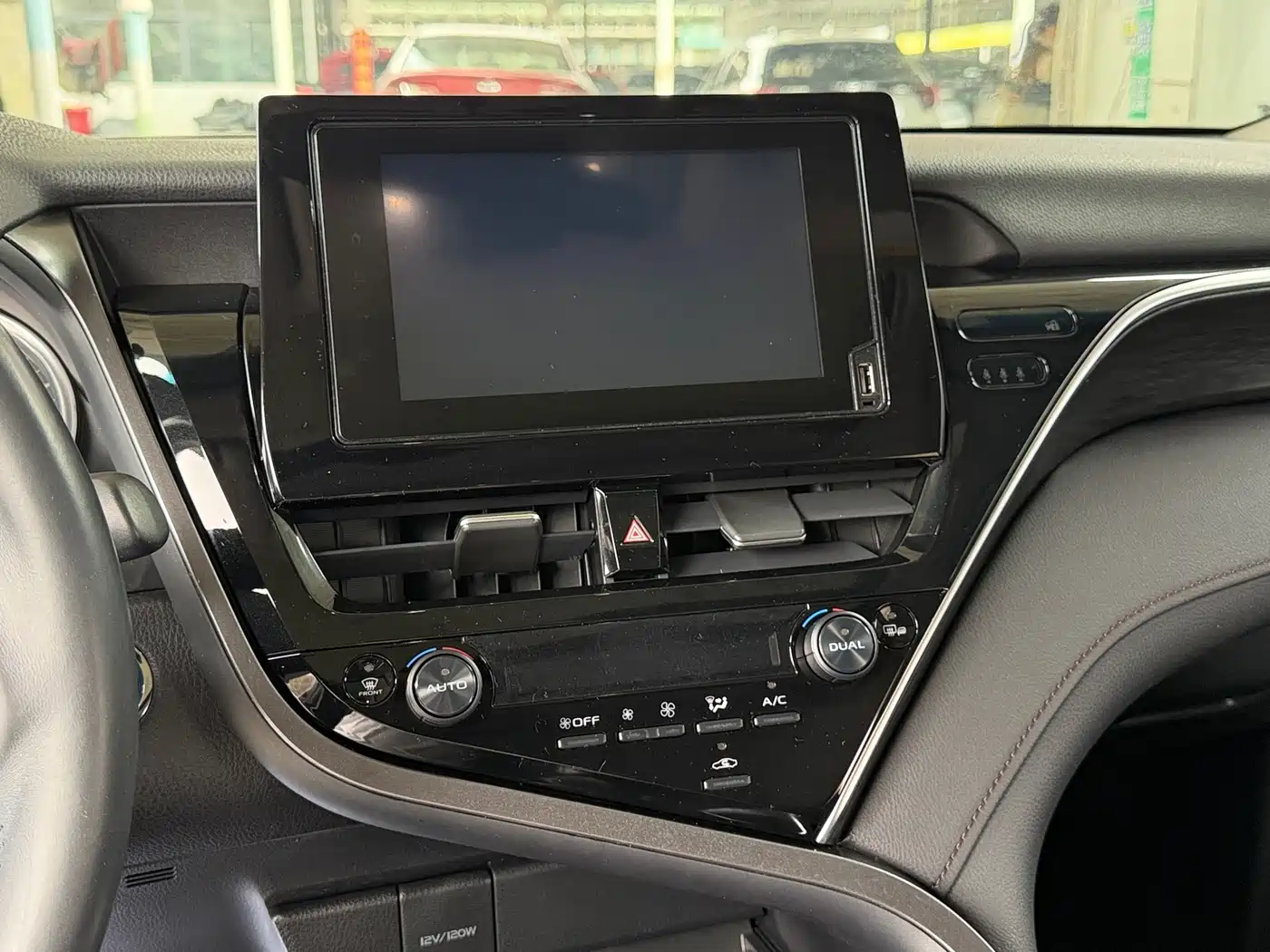 Фото 10 - Toyota Camry