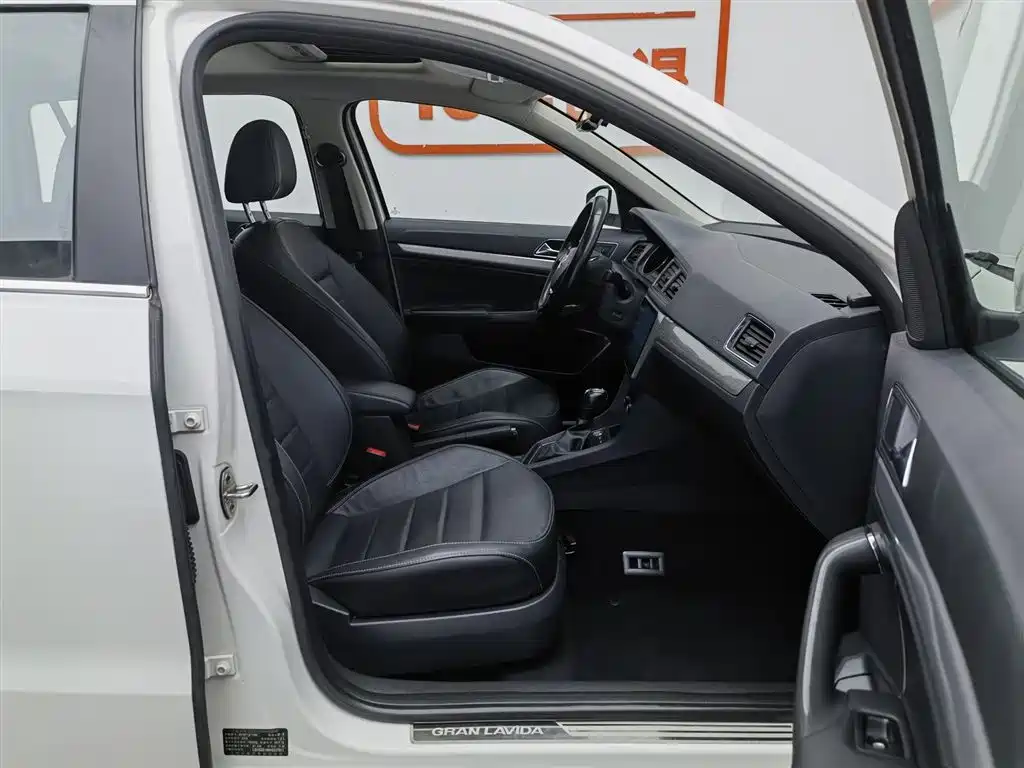Volkswagen Lavida Tour 2017 180TSI DSG Comfort Edition фото 23