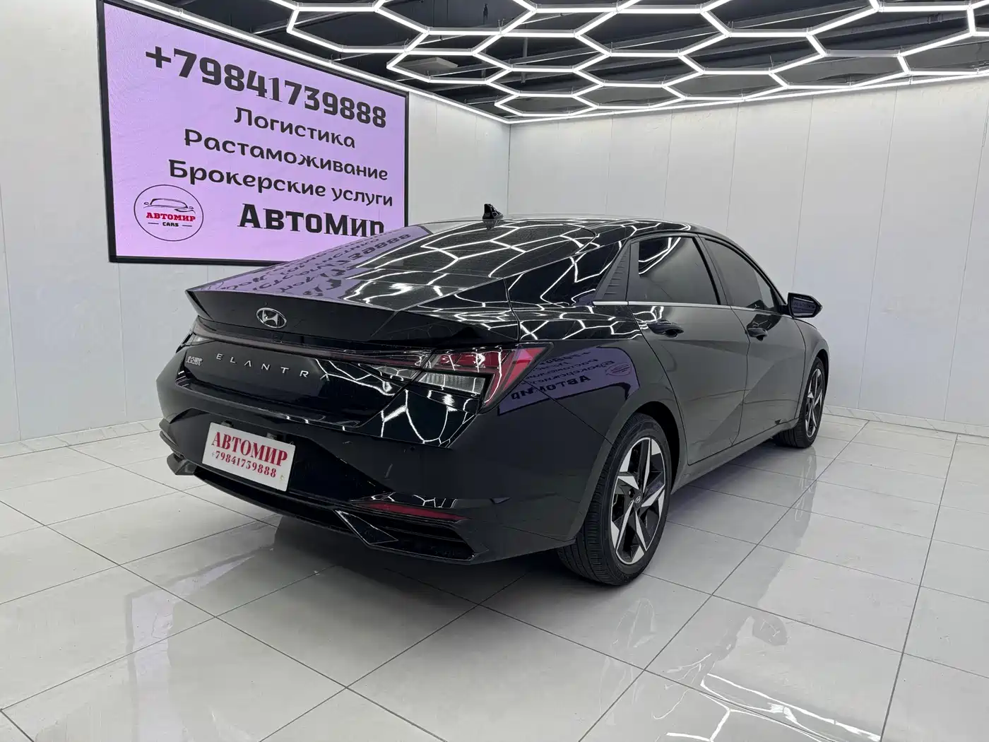 Hyundai Elantra 2021 1.5L CVT LUX Premium Edition фото 9