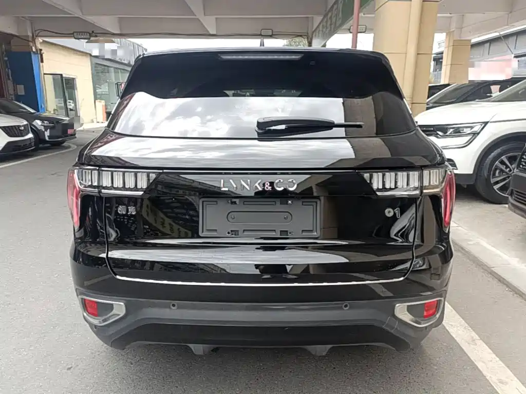 Фото 6 - Lynk & Co 01