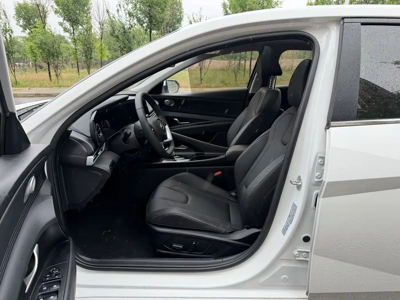Hyundai Elantra 2023 Model 1.5L CVT LUX Premium Edition фото 12