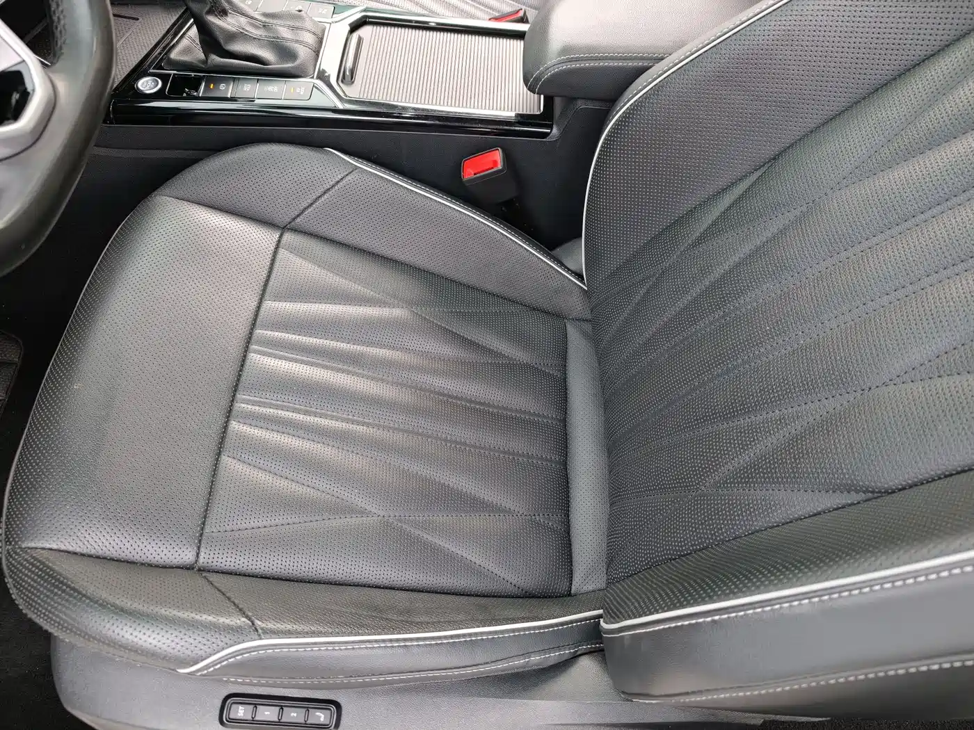 Volkswagen Passat 2022 380TSI Flagship Edition фото 20