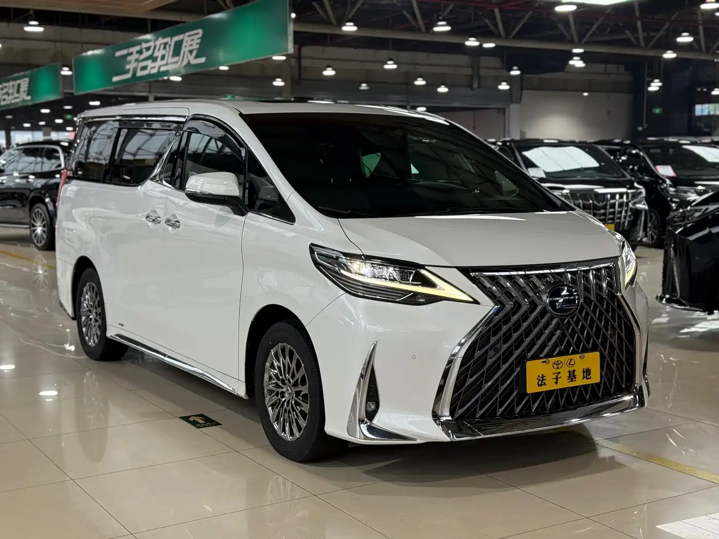 Lexus LM 2020 300h Seven-Seater Elegance Edition фото 3