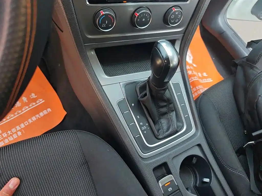 Volkswagen Golf 2016 1.6L Automatic Fashion фото 10