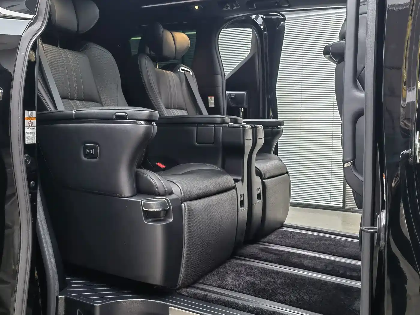 Lexus LM 2020 300h Seven-Seater Elegance Edition фото 11