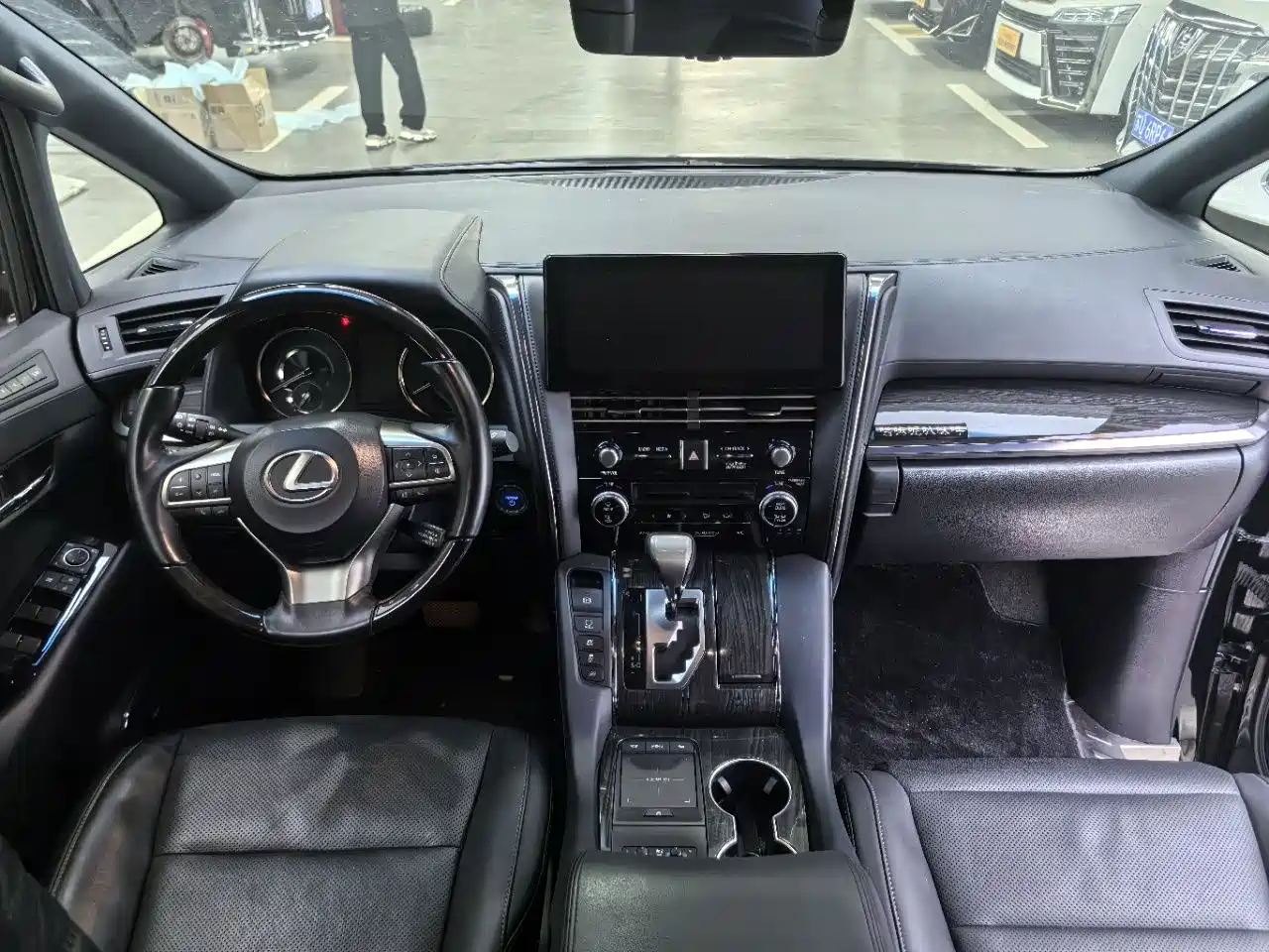 Lexus LM 2020 300h Seven-Seater Elegance Edition фото 19