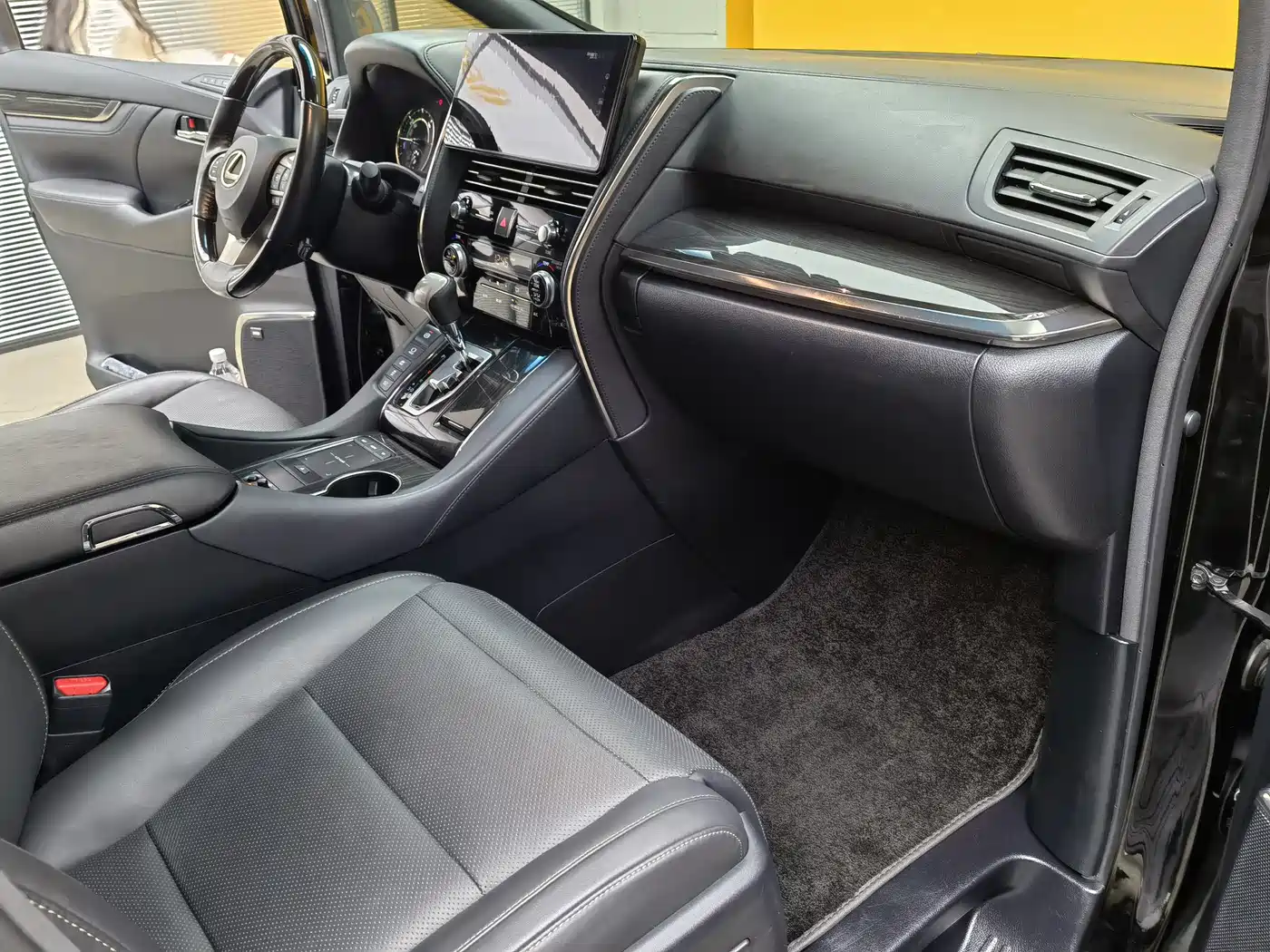 Lexus LM 2020 300h Seven-Seater Elegance Edition фото 10