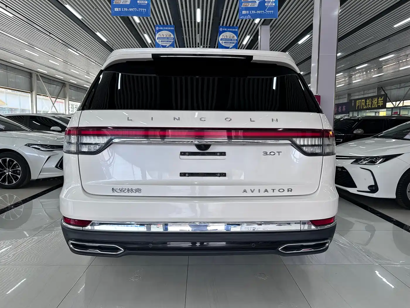 Photo 5 - Lincoln Aviator