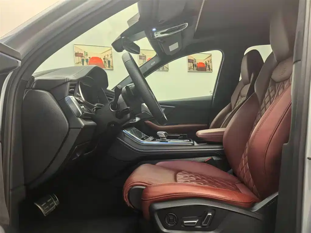 Audi SQ7 2024 4.0 TFSI фото 9
