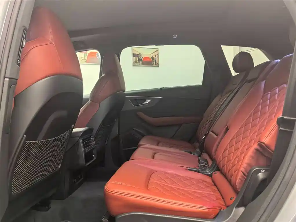 Audi SQ7 2024 4.0 TFSI фото 11