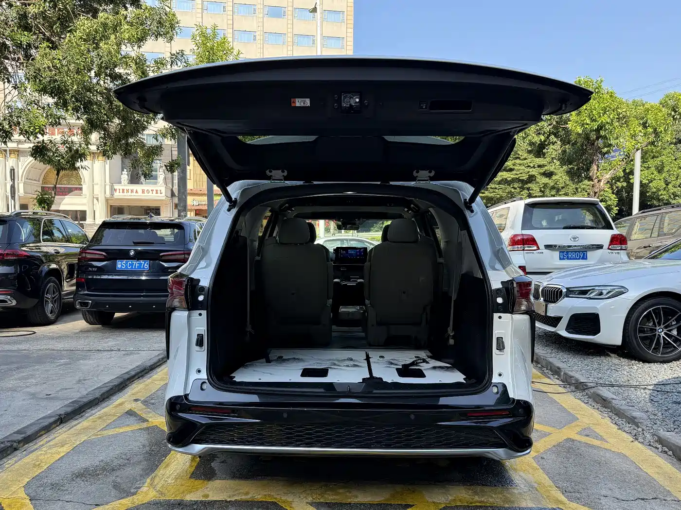 Toyota Granvia 2024 2.5L Hybrid Premium PLUS фото 19