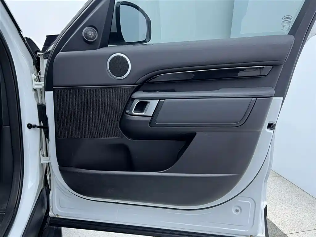 Land Rover Discovery 2017 3.0 SC V6 SE фото 30