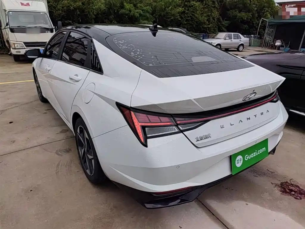 Hyundai Elantra 2022 1.5L CVT LUX Premium Edition фото 5