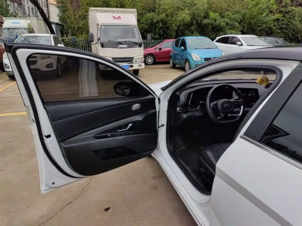 Hyundai Elantra 2022 1.5L CVT LUX Premium Edition фото 16