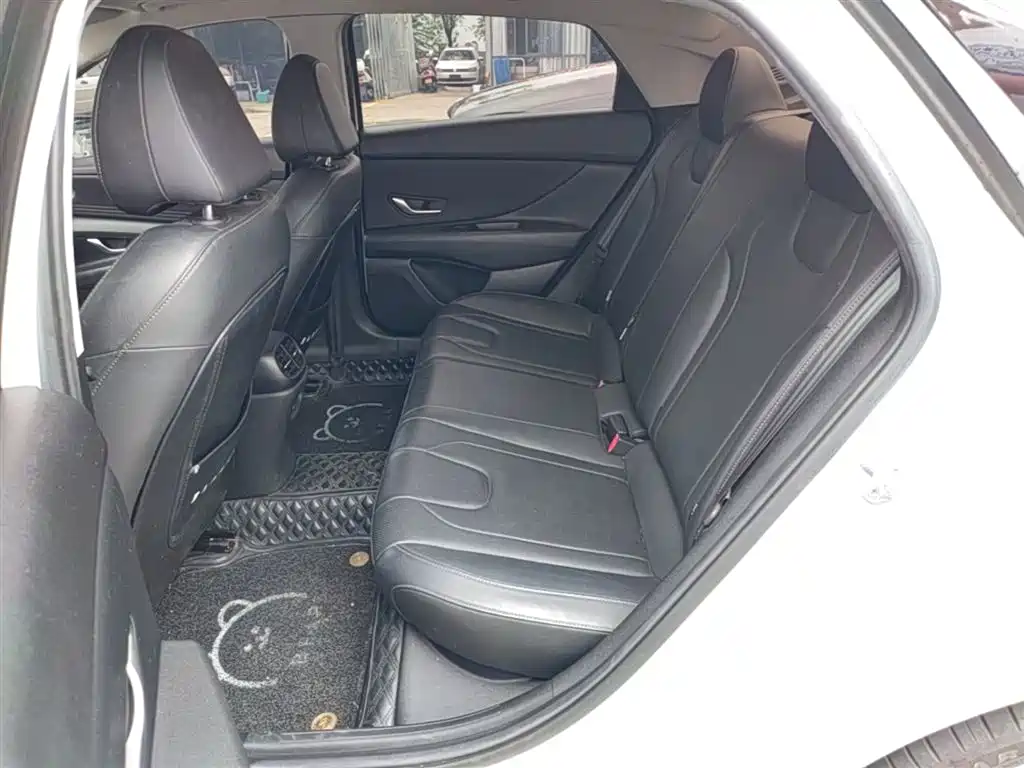 Hyundai Elantra 2022 1.5L CVT LUX Premium Edition фото 17