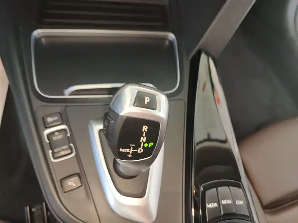 BMW 3 Series 2018 318Li фото 14
