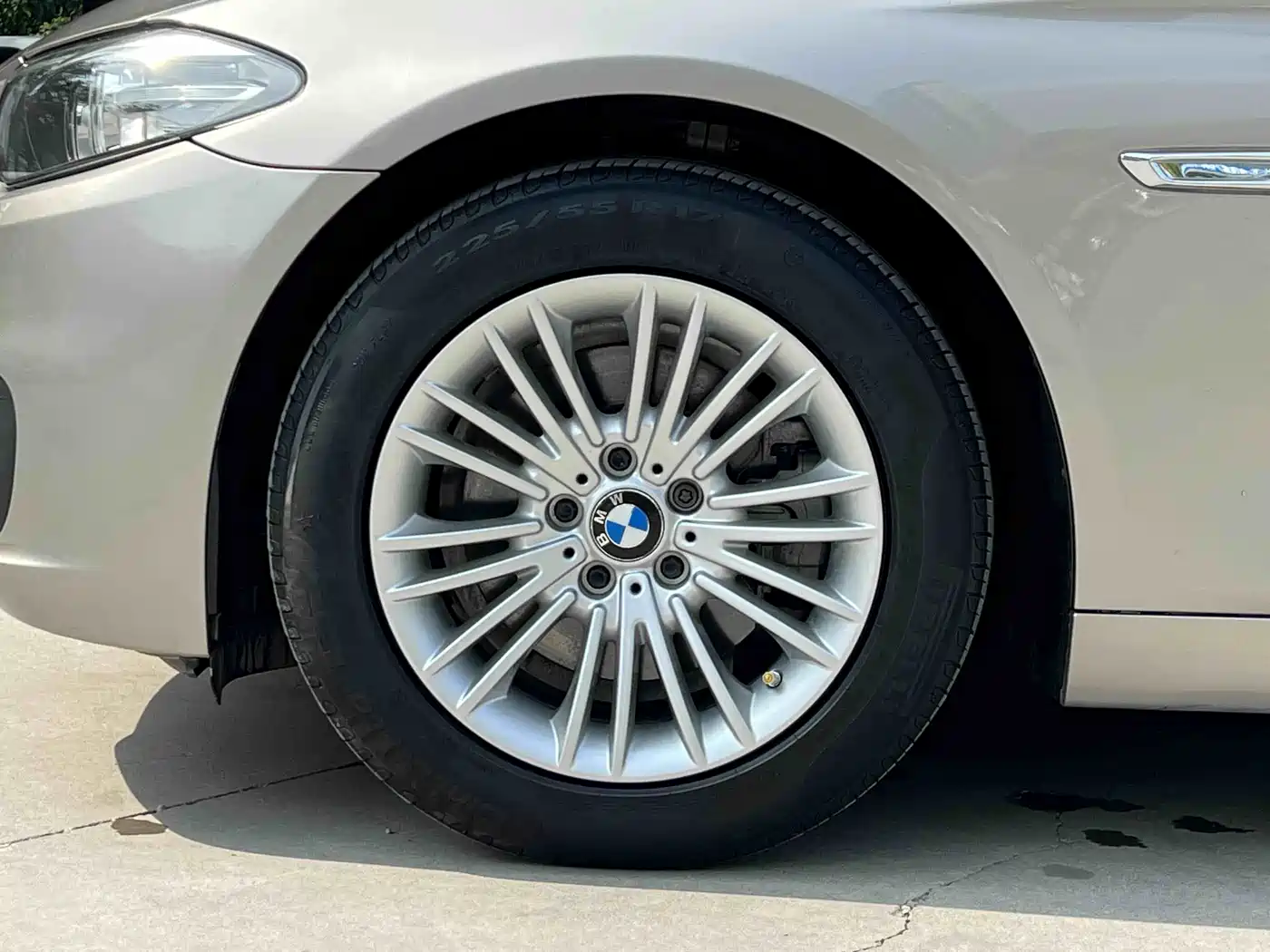 BMW 5 Series 2014 525Li Leading фото 17