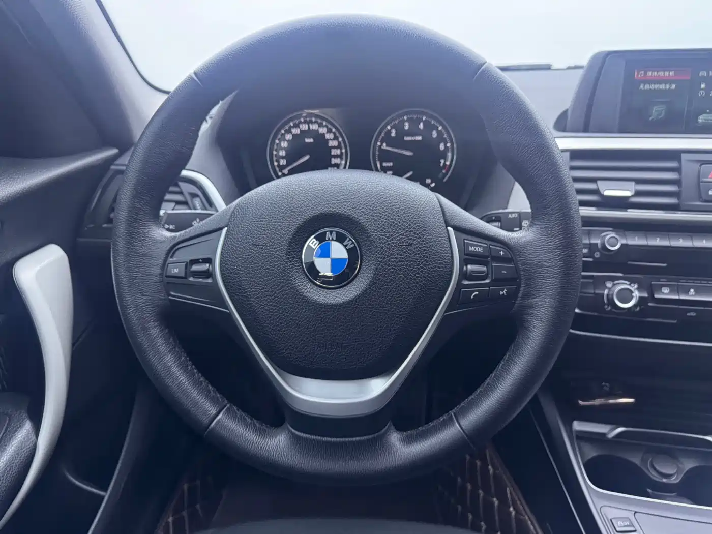 BMW 1 Series (Import) 2018 118i Leading фото 10