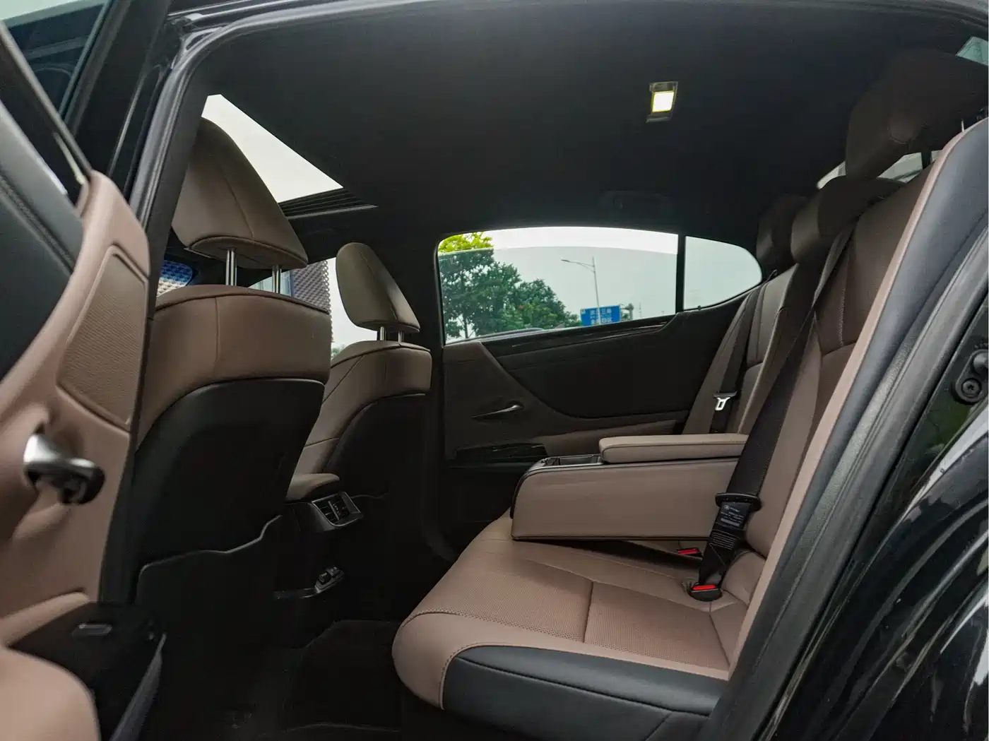Lexus ES 2022 300h Excellence Edition фото 18