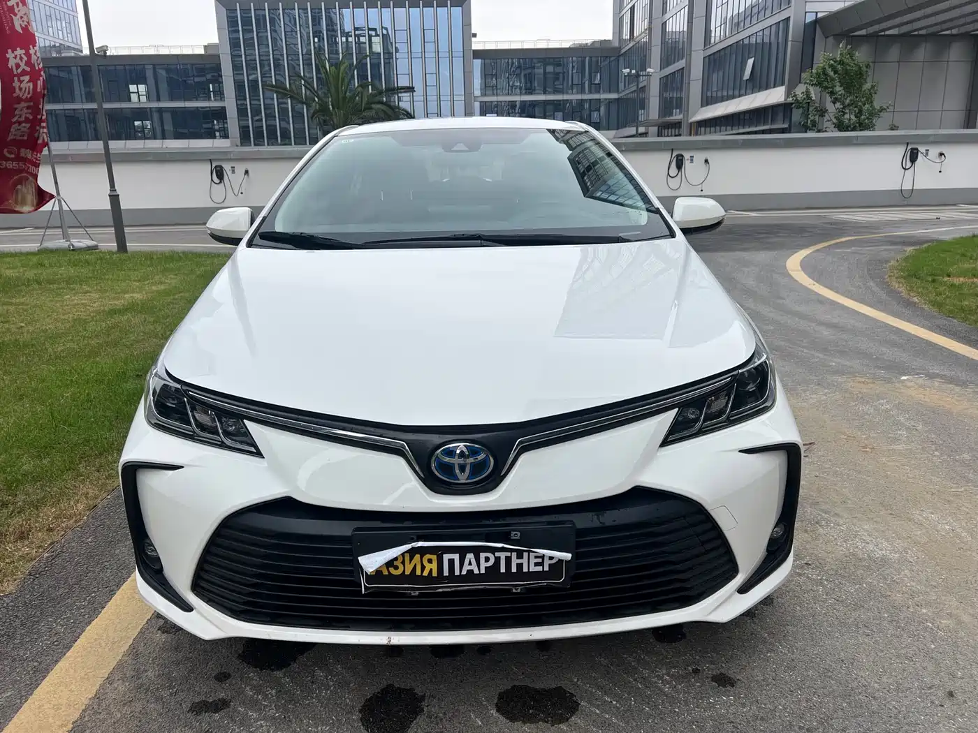 Toyota Corolla 2021 Hybrid 1.8L E-CVT Pioneer Edition фото 2