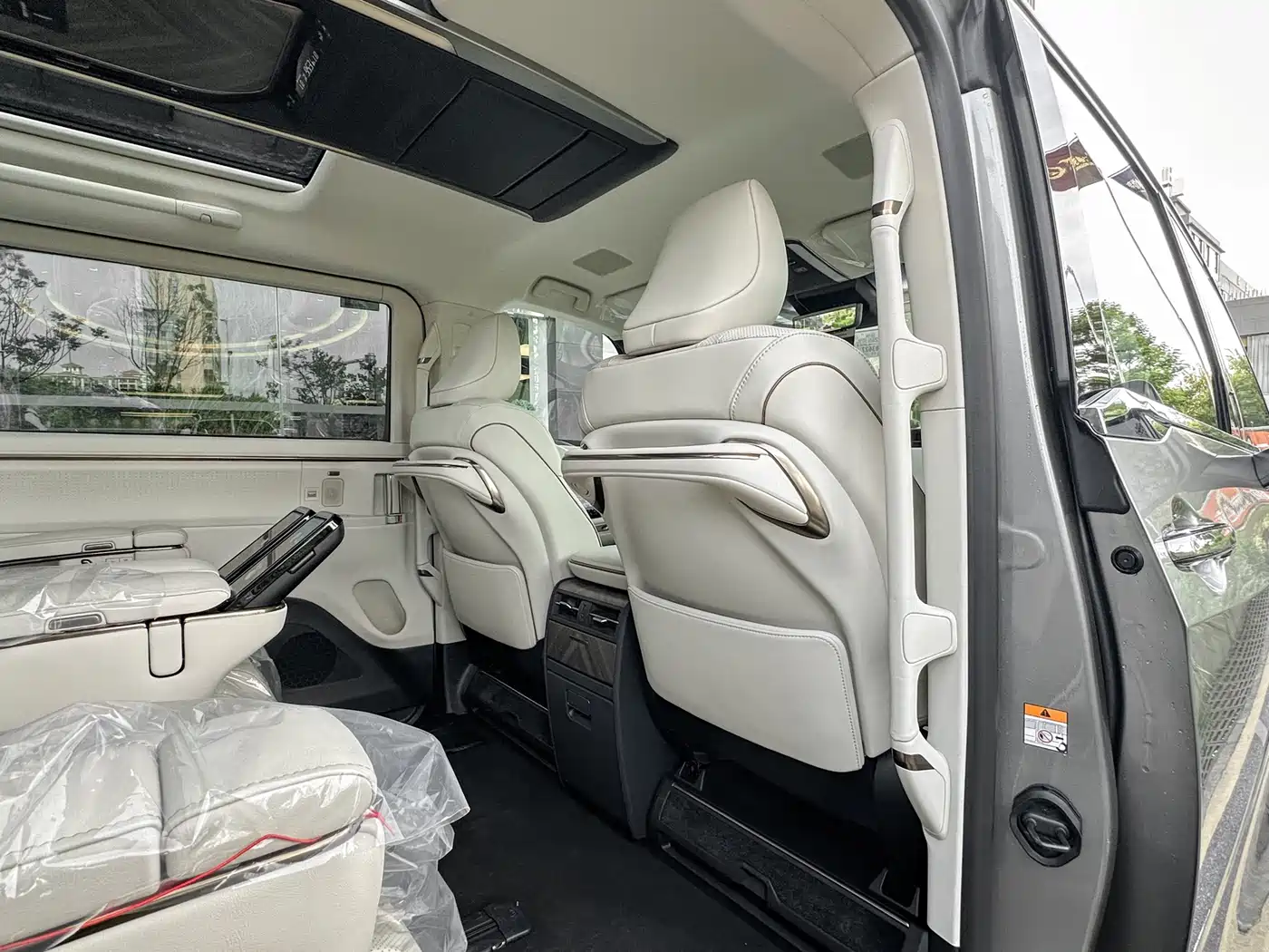Lexus LM 2025 Model 500h Six-Seater Prestige Edition фото 16