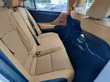 Photo 12 - Lexus ES