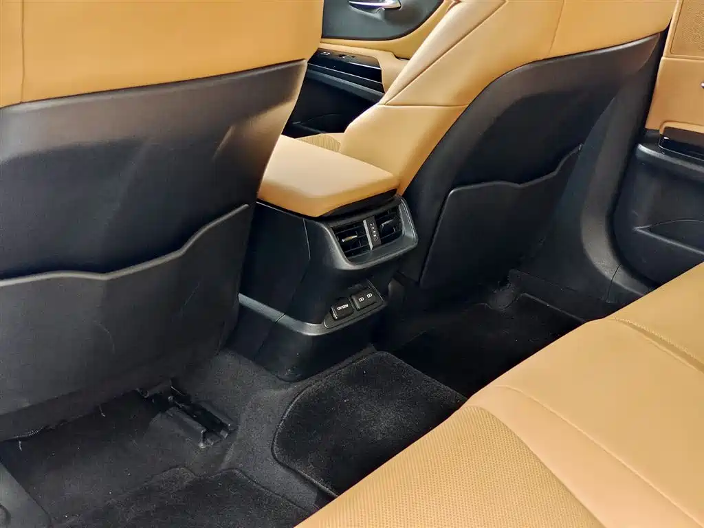 Photo 10 - Lexus ES