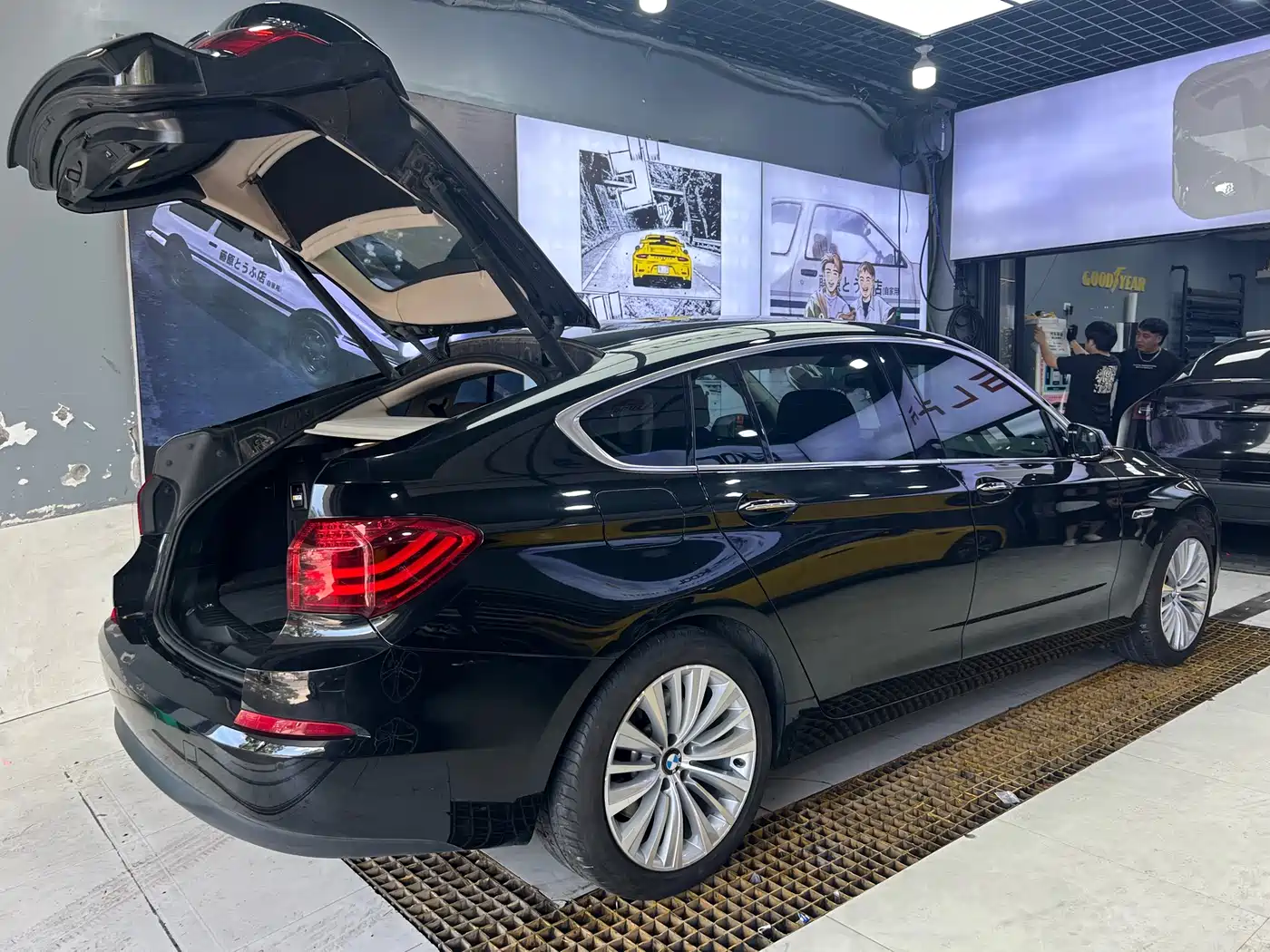 BMW 5 Series GT 2014 528i Luxury фото 12