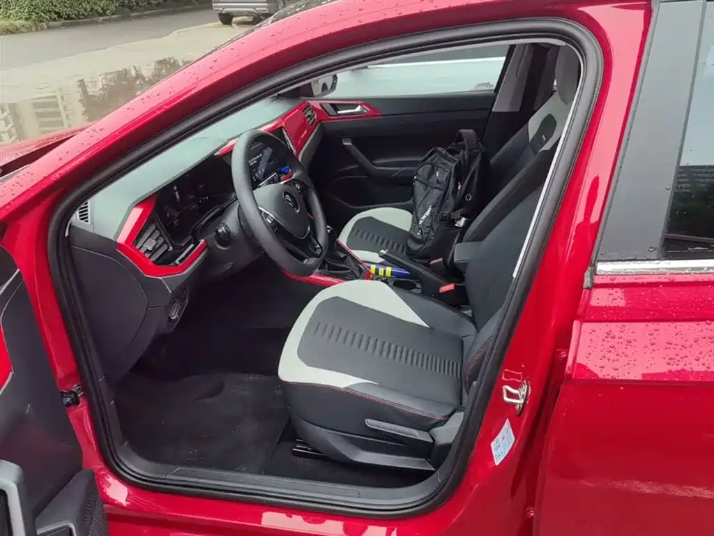 VOLKSWAGEN POLO