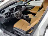 Photo 8 - Lexus ES