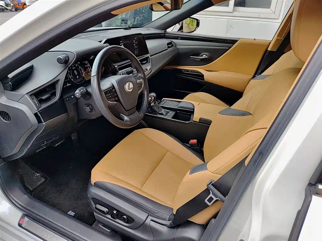 Photo 8 - Lexus ES