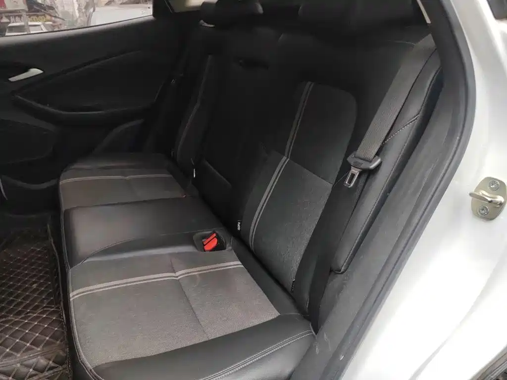 Photo 13 - Chevrolet Trax