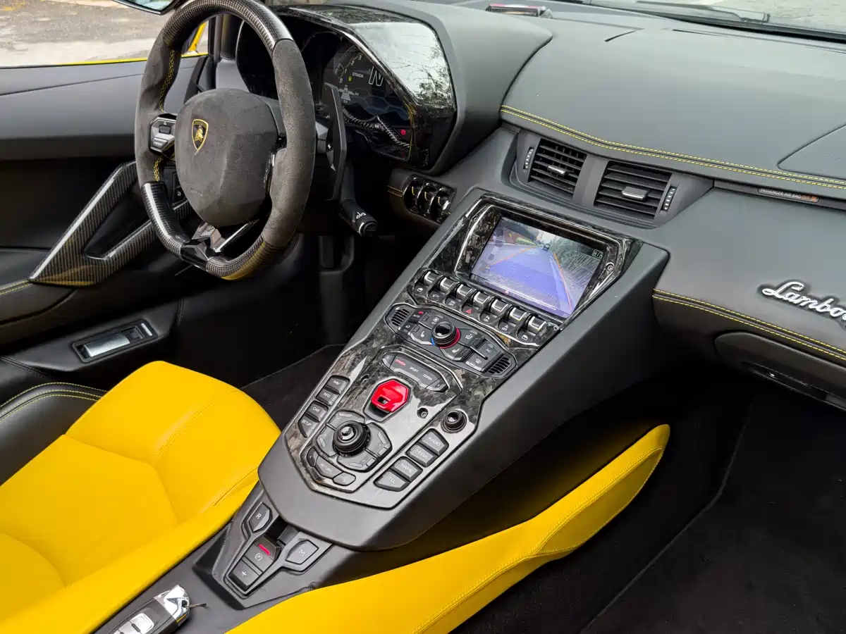 LAMBORGHINI AVENTADOR