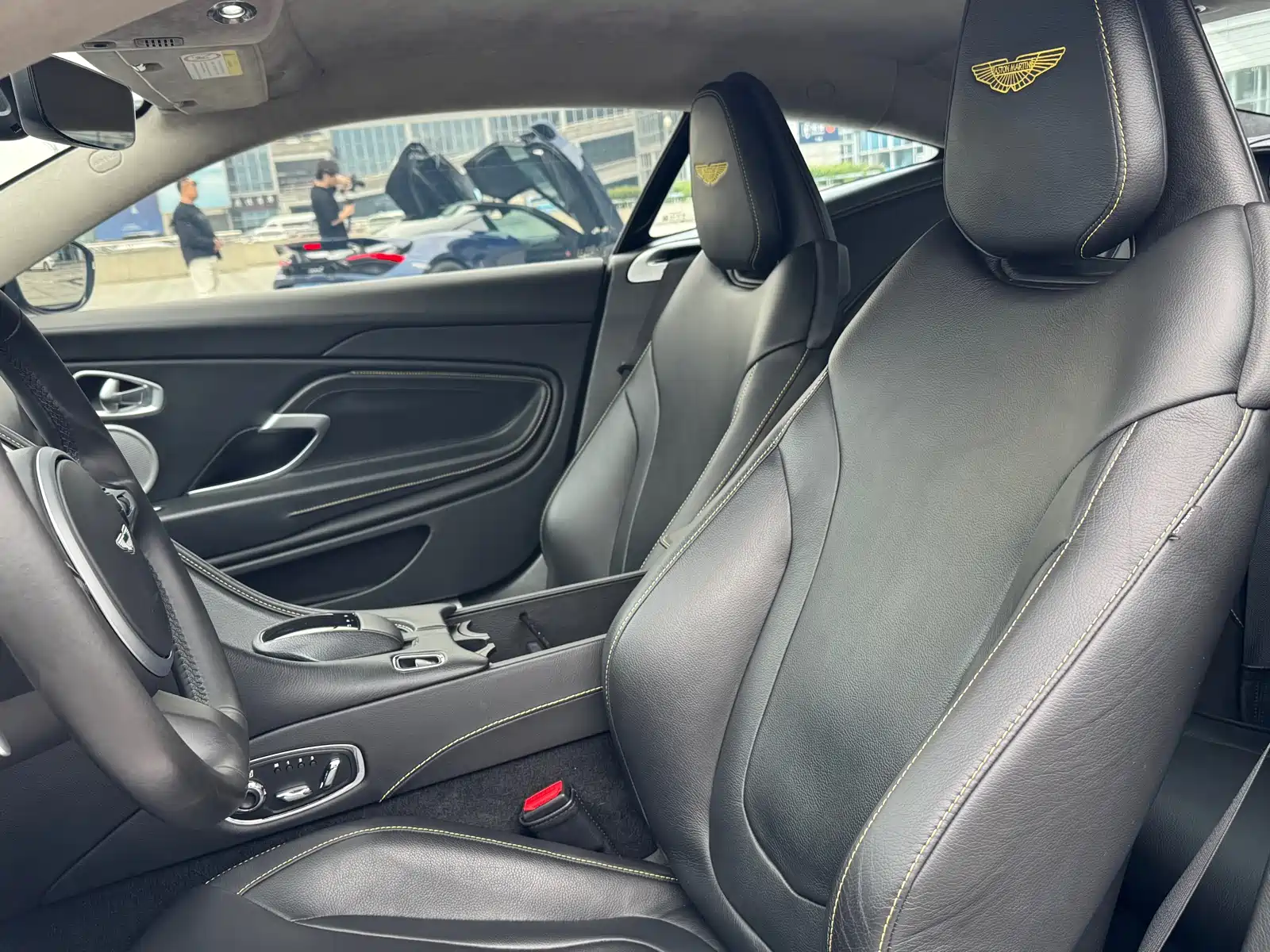 Фото 7 - Aston Martin DB11