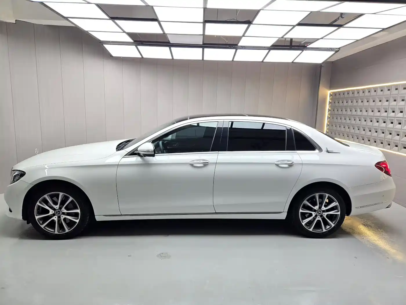 Mercedes-Benz E-Class 2019 E 300 L Fashion фото 2