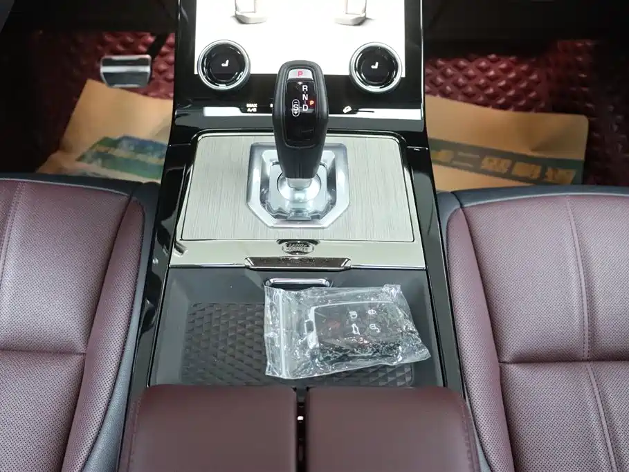 Land Rover Range Rover Evoque 2021 Range Rover Evoque L 249PS R-Dynamic SE Luxury Edition фото 25