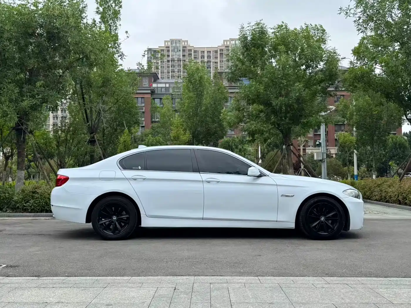 BMW 5 Series 2011 523Li Leading фото 9