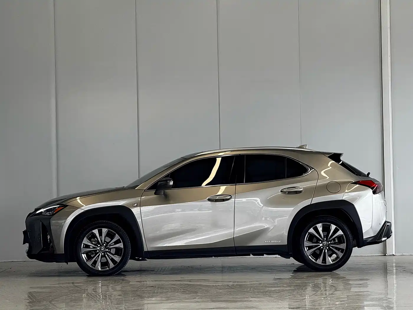 Фото 2 - Lexus UX