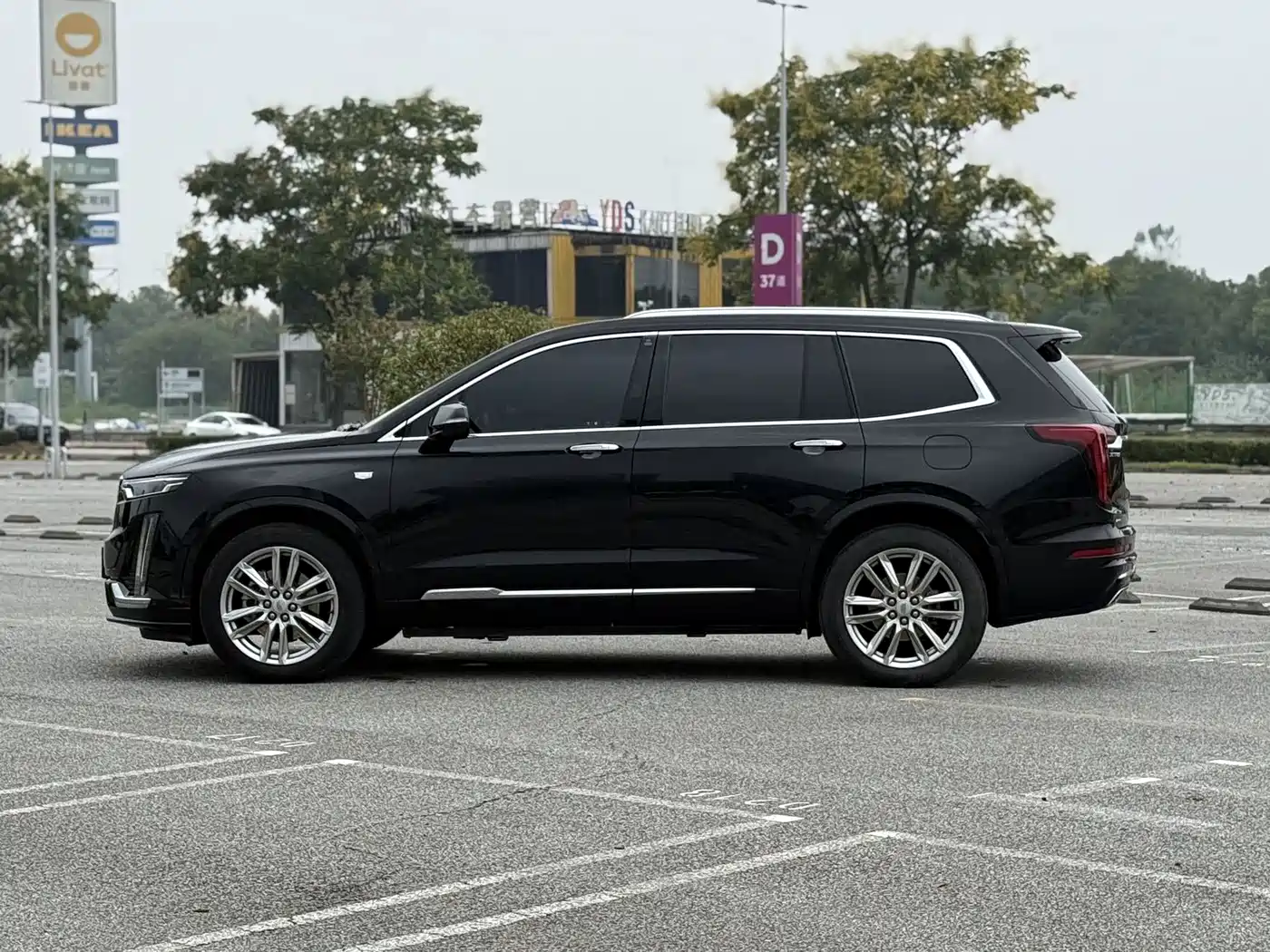 Photo 4 - Cadillac XT6