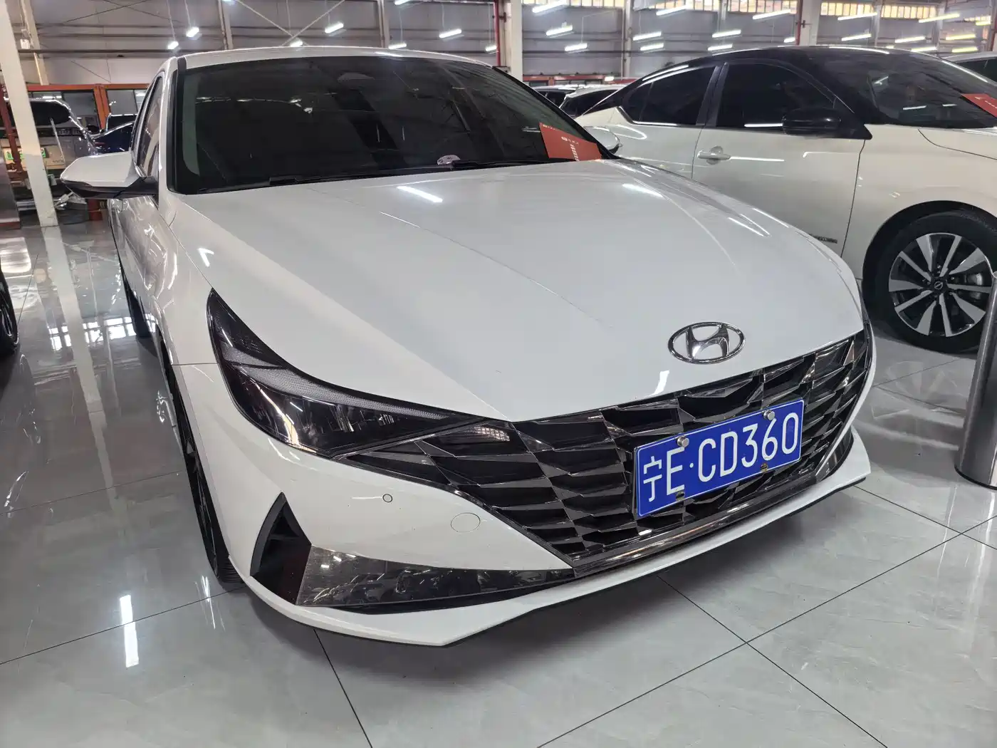 Hyundai Elantra 2022 1.5L CVT LUX Premium Edition фото 3