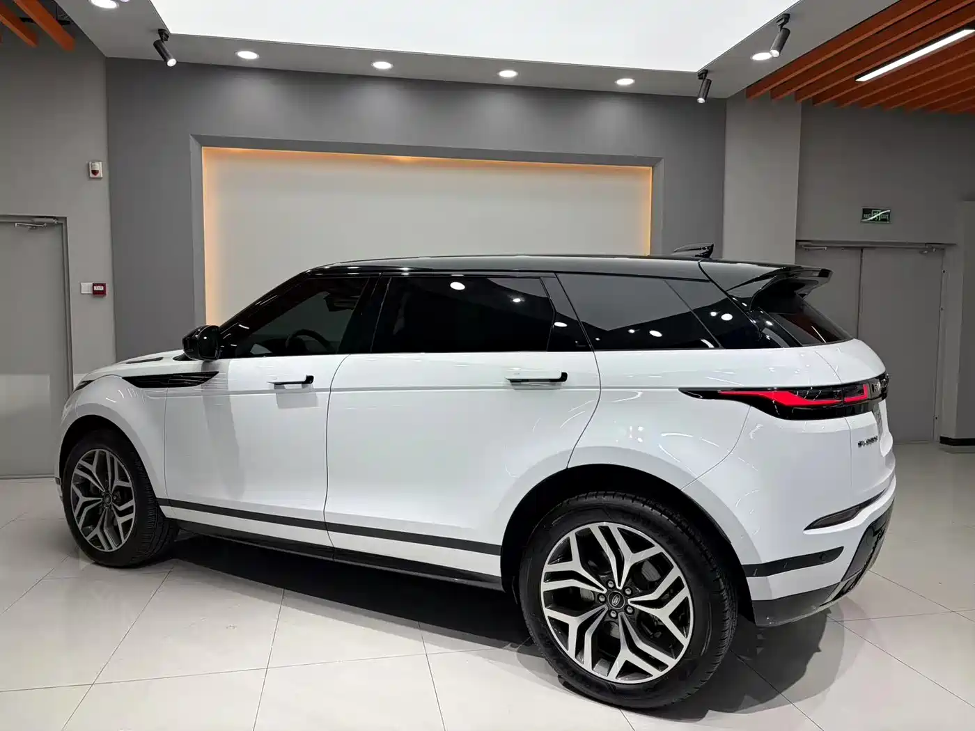 Land Rover Range Rover Evoque 2024 Range Rover Evoque L 249PS Light Master Edition фото 6