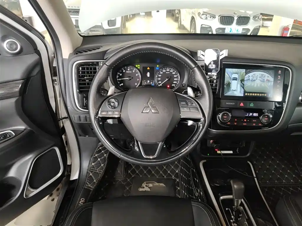 MITSUBISHI OUTLANDER