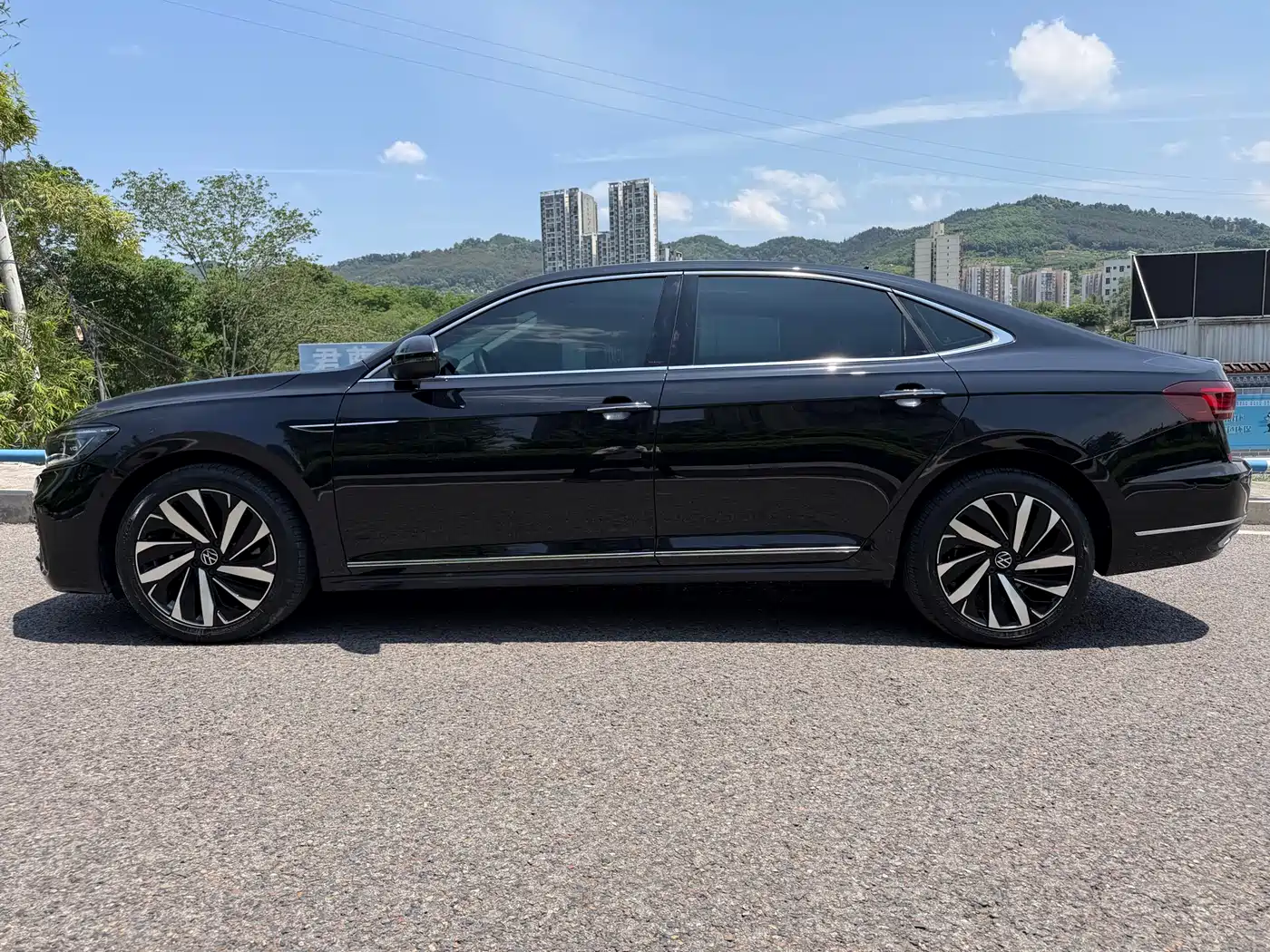 Volkswagen Passat 2022 330TSI Starlight Luxury Edition фото 5