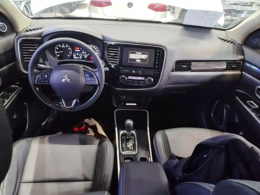 MITSUBISHI OUTLANDER