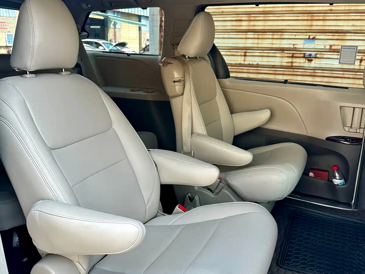Photo 12 - Toyota Sienna