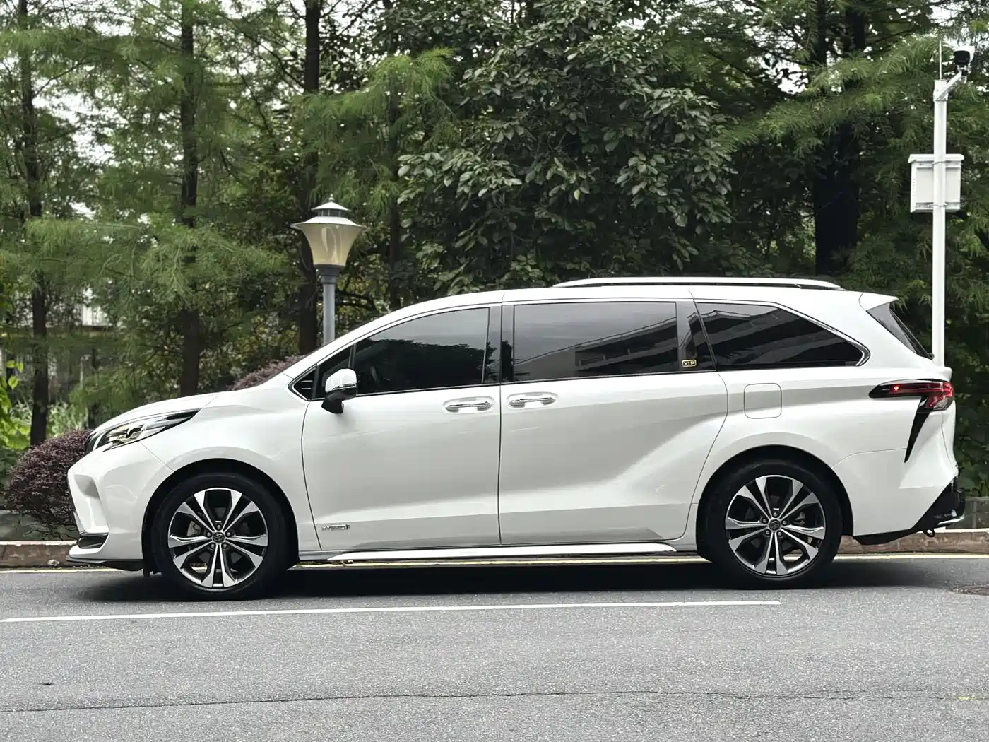 Toyota Granvia 2023 2.5L Hybrid Flagship VIP Edition фото 4