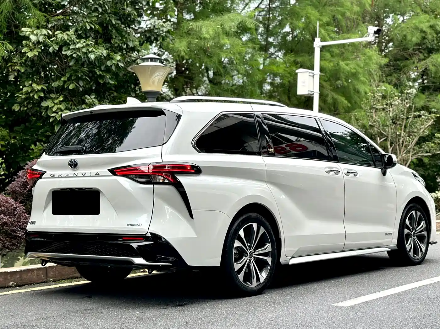 Toyota Granvia 2023 2.5L Hybrid Flagship VIP Edition фото 10