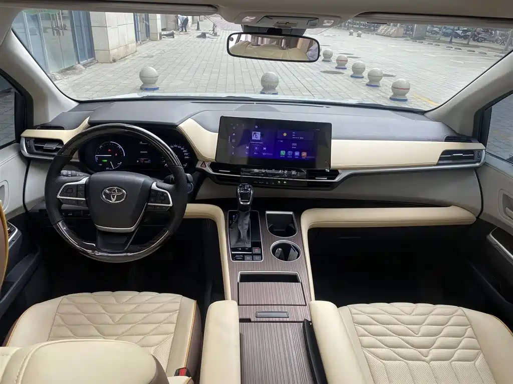 Toyota Granvia 2023 2.5L Hybrid Comfort Edition фото 4
