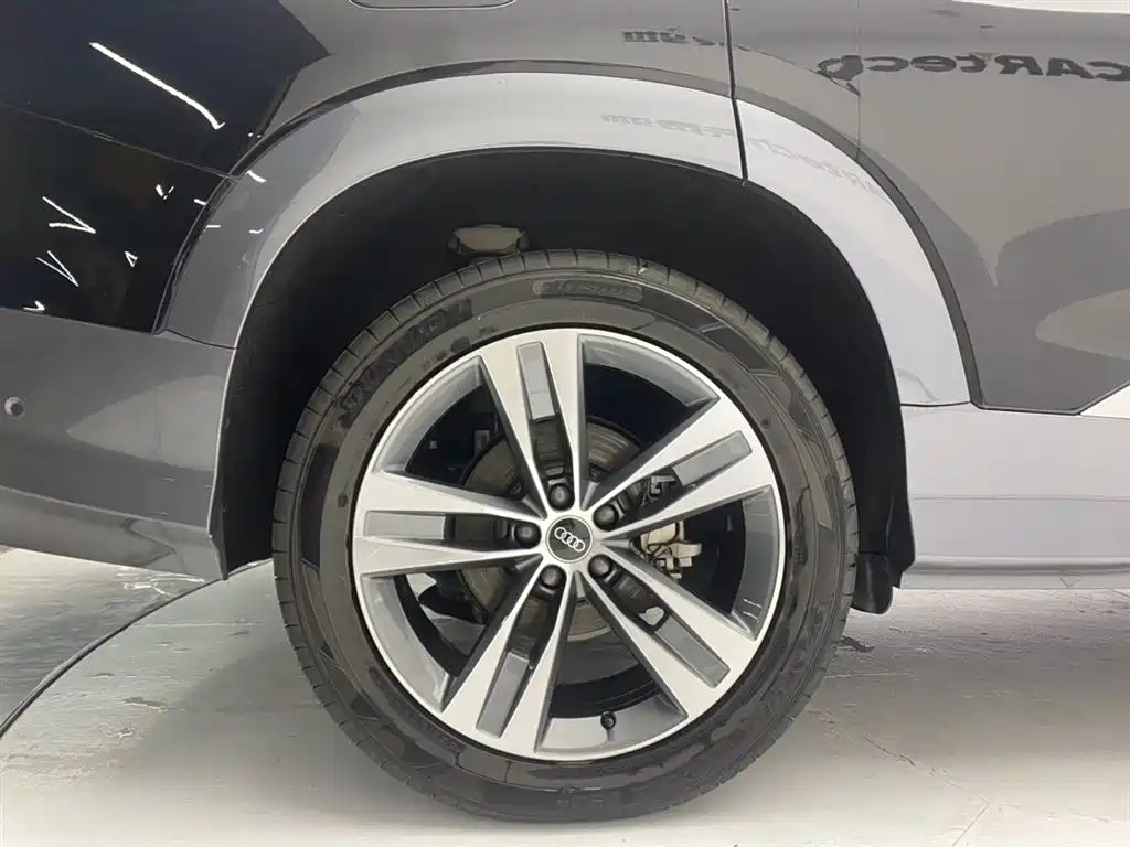 AUDI Q6